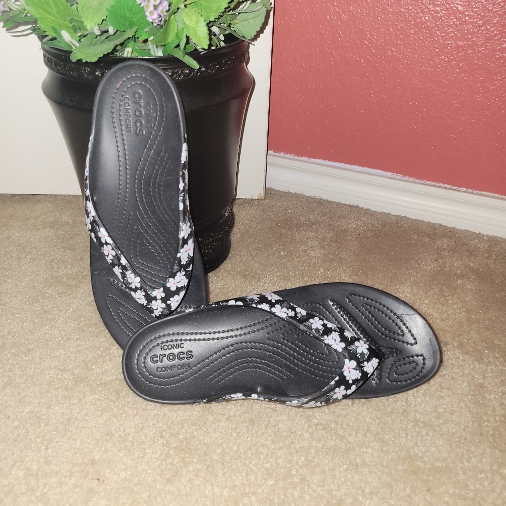 Cute black rubber flip flops